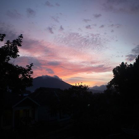 Tange Guest House Ruteng Esterno foto