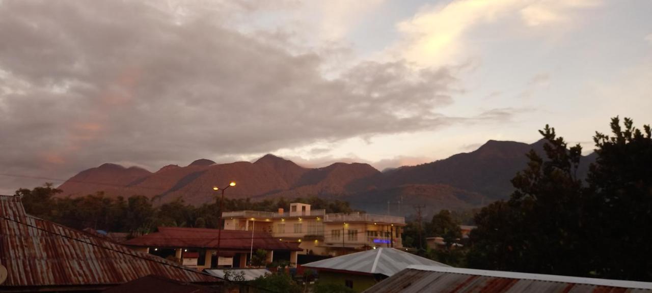 Tange Guest House Ruteng Esterno foto