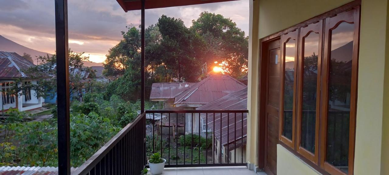 Tange Guest House Ruteng Esterno foto