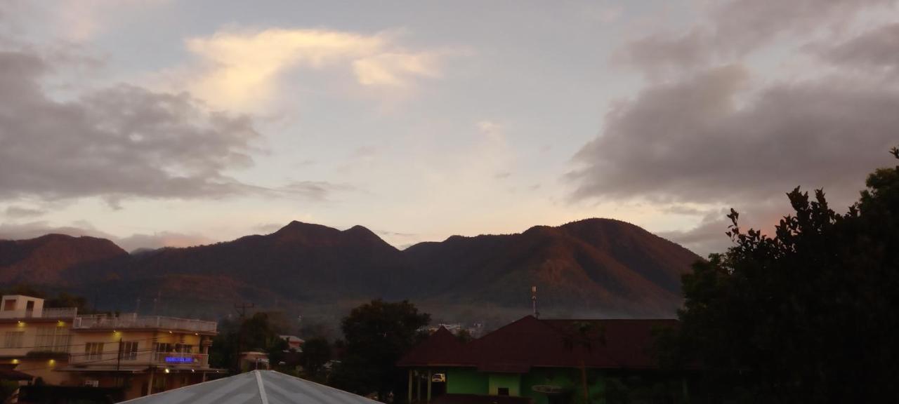 Tange Guest House Ruteng Esterno foto