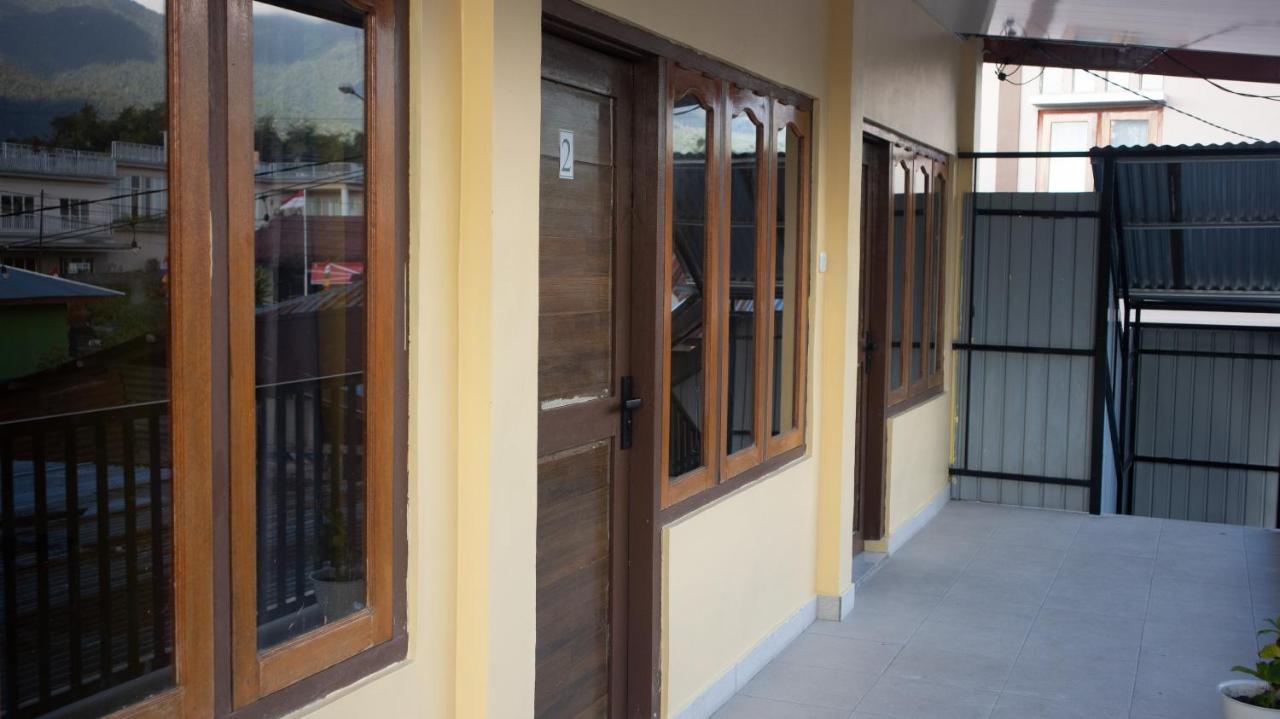 Tange Guest House Ruteng Esterno foto