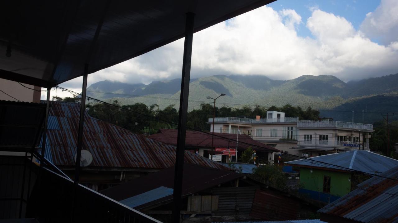 Tange Guest House Ruteng Esterno foto
