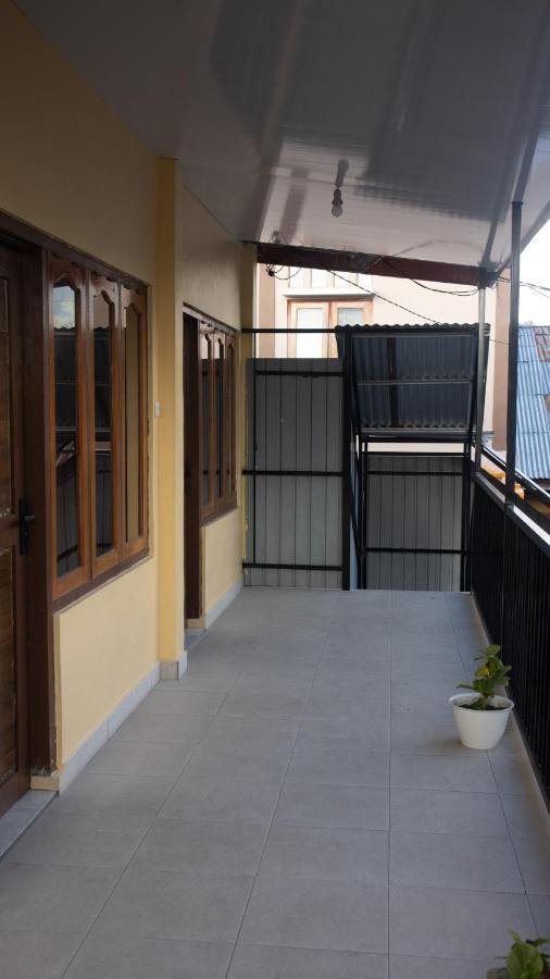 Tange Guest House Ruteng Esterno foto