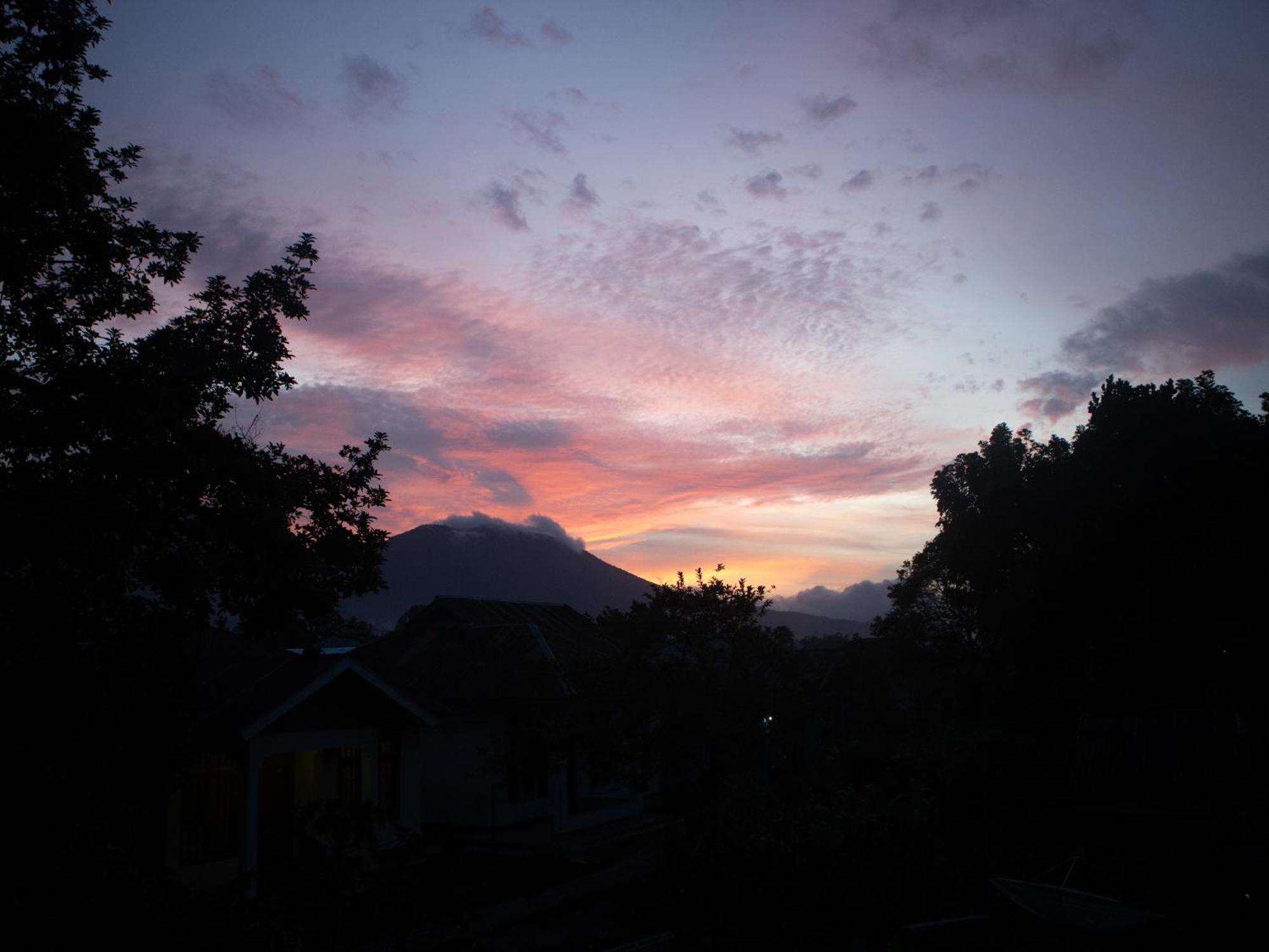 Tange Guest House Ruteng Esterno foto