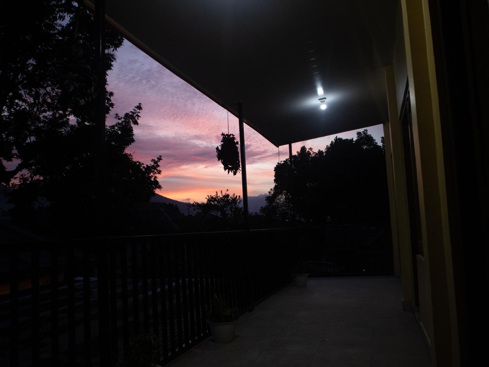 Tange Guest House Ruteng Esterno foto