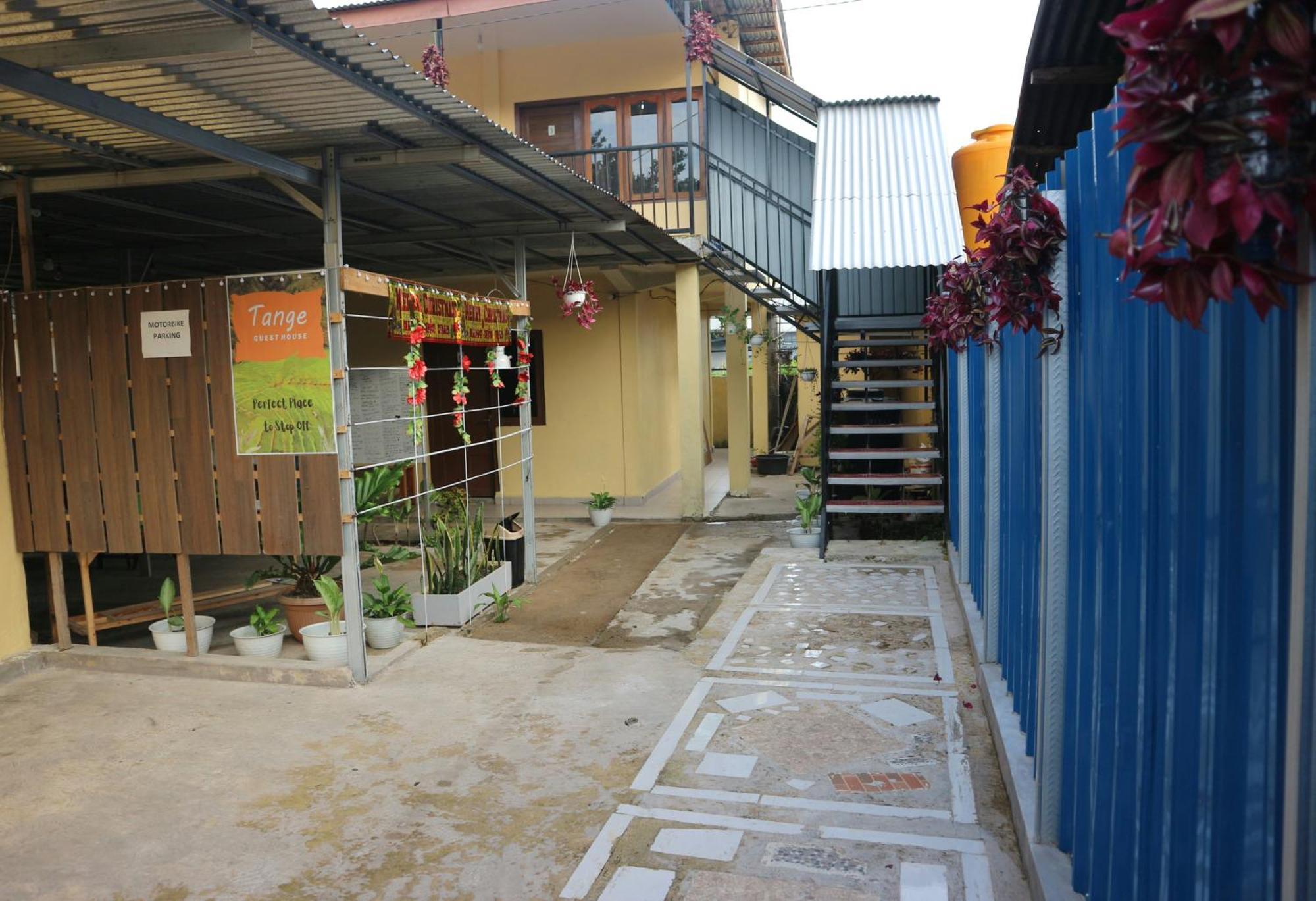 Tange Guest House Ruteng Esterno foto