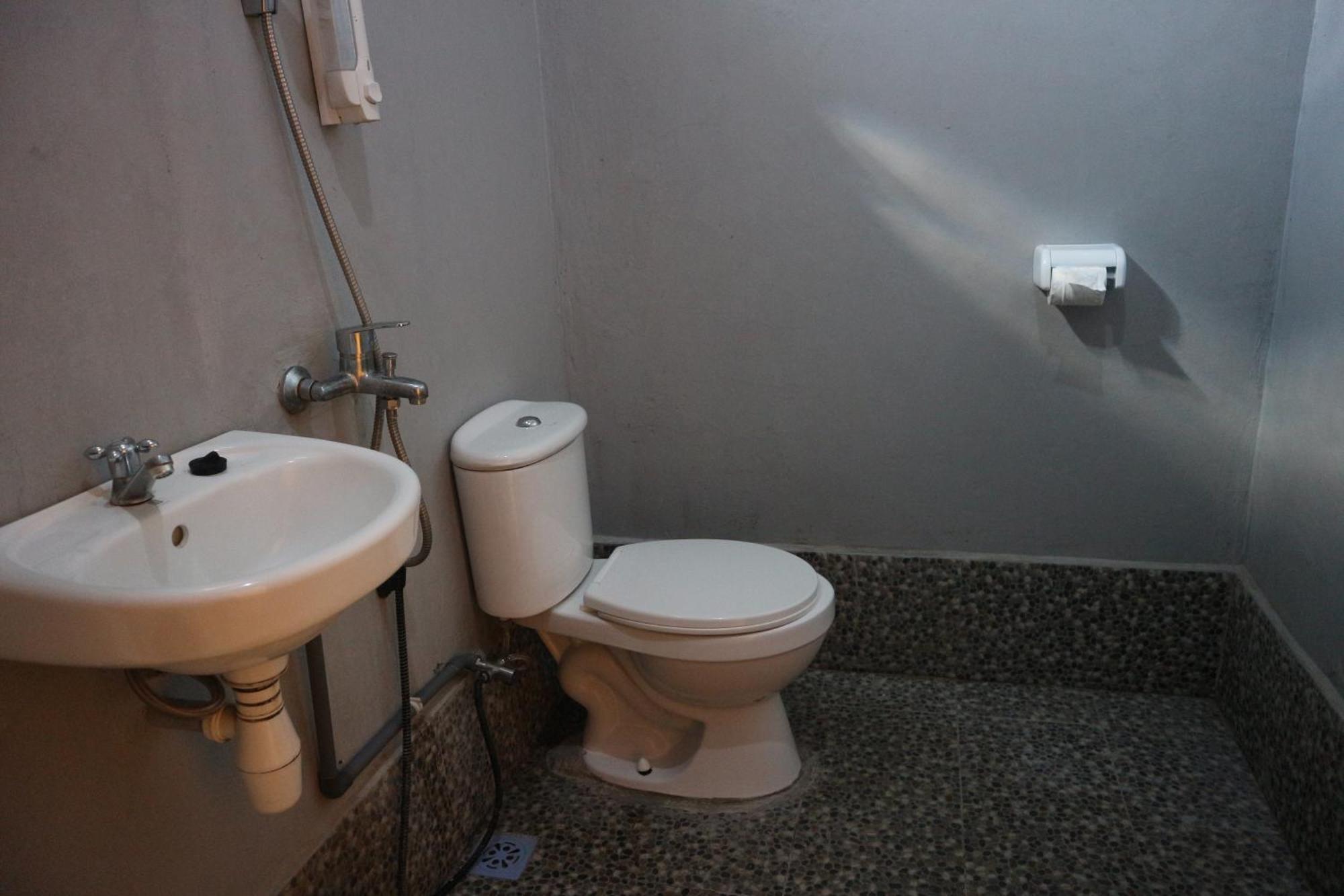 Tange Guest House Ruteng Esterno foto